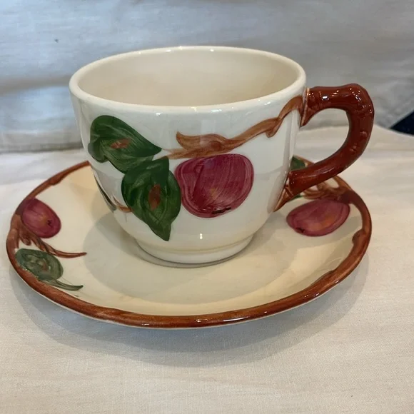 2 Franciscan Apple Coffee Cups & Saucers - Picture 2 of 5